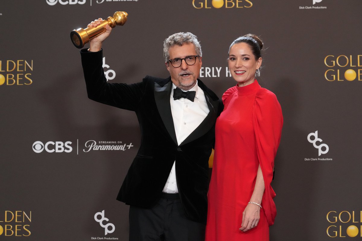 g1's tweet photo. Globo de Ouro: ‘O Agente Secreto’ faz história ao vencer em duas categorias #g1 https://t.co/5GvT12cd9V #g1 
Foto: Chris Pizzello/AP https://t.co/58pgV7e533