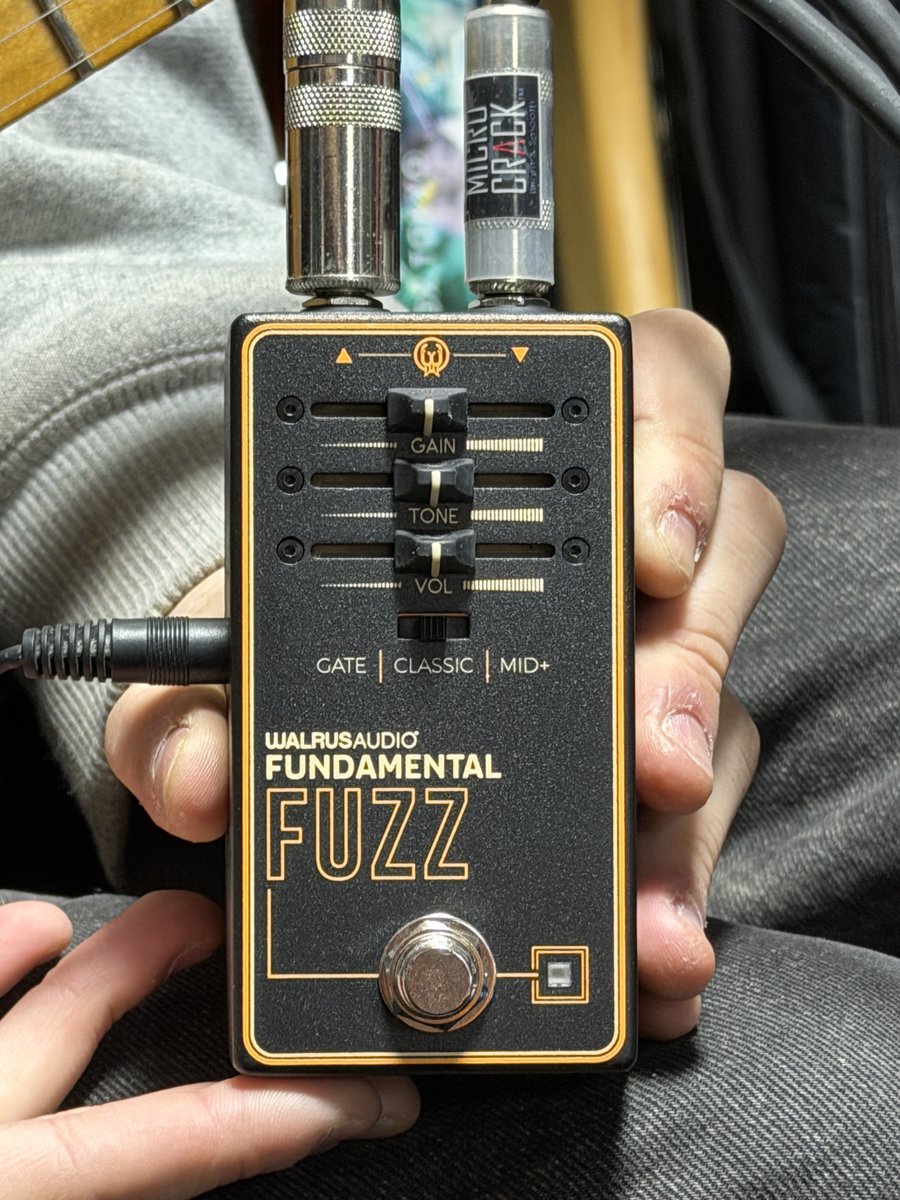 fatman1090's tweet image. なんと！年明けから幸運な事に、お年玉にFUZZをプレゼントしていただきました🎁
懸賞全然当たらないFATMANですが、2026年はおかげさまで素敵な年明けになりました！
ありがとうございます！
FUZZめちゃくちゃ音が良くて、音作りの幅が広く、使いやすいです！
#MNG
#FUZZ
#WALRUSAUDIO