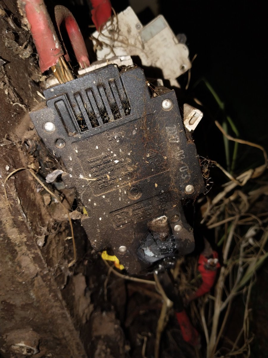 GreenCloud9's tweet photo. @CityPowerJhb It doesn't help. I reported this last week Friday. No assistance as yet and no feedback. CPWEB4862018. https://t.co/QKPDkqubQL