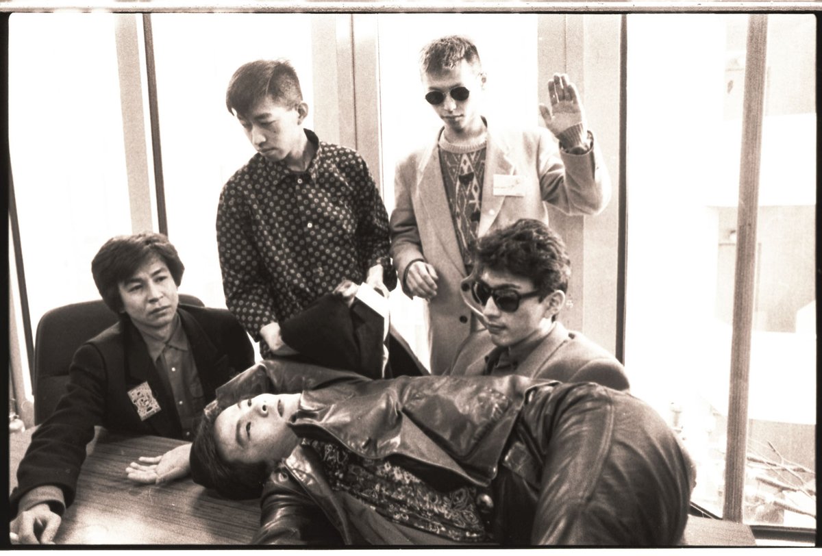 mmarico's tweet image. スマイリーこと原島宏和が逝ってしまった。寂しいよ。
85年頃アクシデンツのボーカルの彼と知り合い沢山遊んだし撮影した。
R&amp;amp;Rオリンピック嗄れ声のライブ写真と、取材で最初に撮影した時の自然体なアクシデンツの忘れられない一枚。