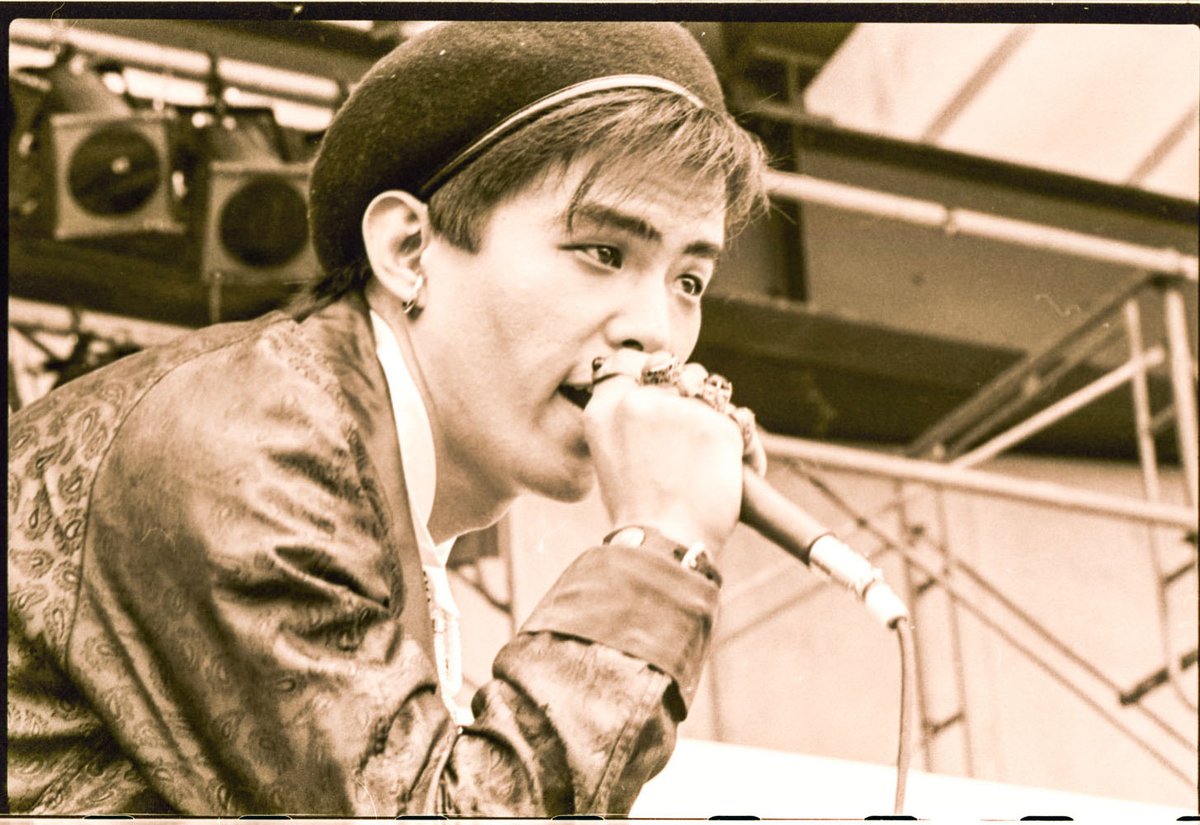 mmarico's tweet image. スマイリーこと原島宏和が逝ってしまった。寂しいよ。
85年頃アクシデンツのボーカルの彼と知り合い沢山遊んだし撮影した。
R&amp;amp;Rオリンピック嗄れ声のライブ写真と、取材で最初に撮影した時の自然体なアクシデンツの忘れられない一枚。