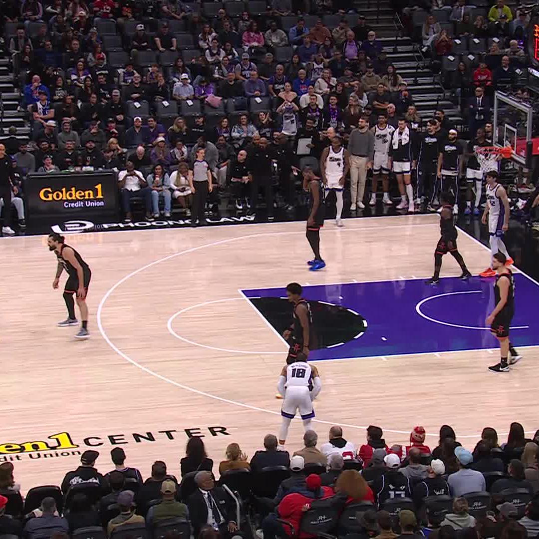 Malik with back-to-back triples! 🏹