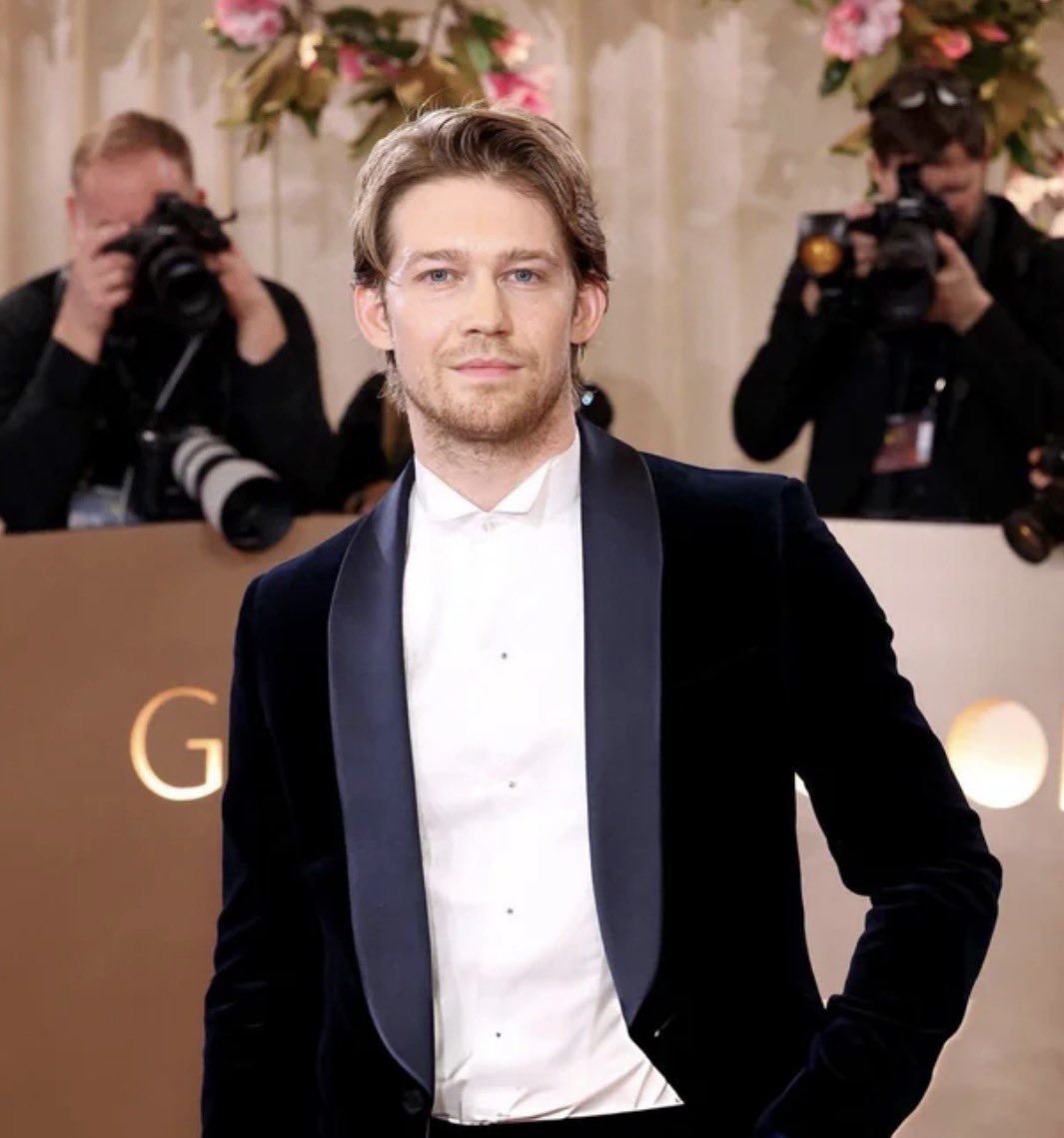 nathuin's tweet image. If you want to win Best Drama at the #GoldenGlobes all you have to do is cast Joe Alwyn in a period piece it seems - 2 year streak 

The Brutalist (2024)
Hamnet (2025)