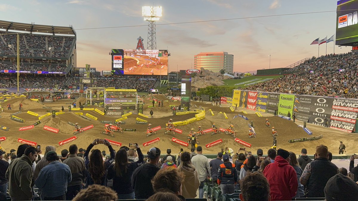 courtneyforce's tweet image. Supercross Anaheim! We took the girls for their first time seeing Supercross last night with family &amp;amp; friends, and they were blown away. What an awesome time! Plus they loved seeing anyone in pink. 💞