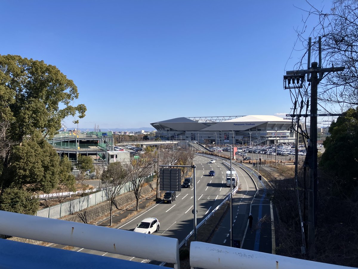 Fujihara__'s tweet photo. 成人式行ってきた！自慢のスーツを着れて満足した。会場が遠目でも混雑してるし、憧れのイヤホンも入手したし、早く帰る！ https://t.co/X6komOQUwB