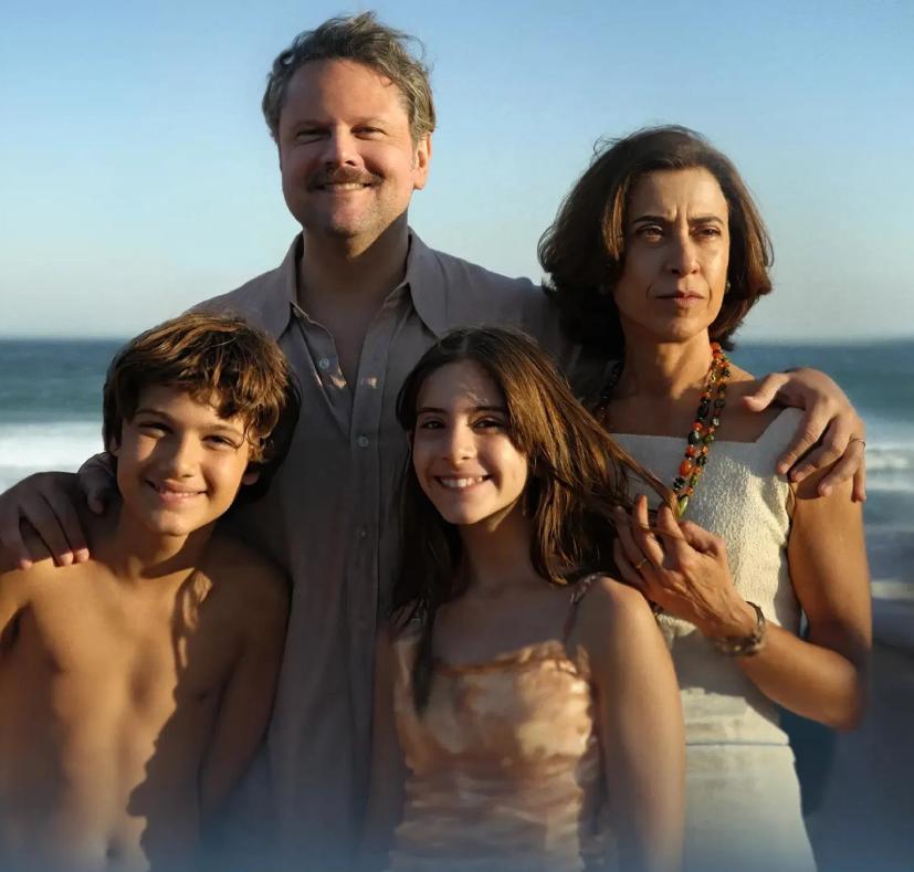 SiteJamesons's tweet photo. 🚨 A NOSSA CULTURA!

É emocionante ver Fernanda e Wagner, dois atores tão talentosos, carismáticos e conscientes, conquistando prêmios de tamanha relevância por filmes que nos lembram e alertam sobre a nossa própria história.

Nunca conheci os dois, e provavelmente nunca os verei na vida, mas a energia que transmitem é tão positiva e tão acolhedora, que dá a sensação de que fazem parte da nossa família. Que a vitória é nossa também. Vocês não têm esse sentimento? Parecem primos nossos ganhando prêmios. Eles são muito queridos.

Essa conquista traz uma felicidade imensa. Principalmente pois atravessamos anos sombrios: um governo sem Ministério da Cultura, sem investimentos dignos, a Cinemateca em chamas, ameaças de censura à Ancine e uma enxurrada de fake news sobre a Lei Rouanet.

Por isso, ver Ainda Estou Aqui e O Agente Secreto brilhando não apenas em premiações internacionais, mas também nas salas de cinema brasileiras, é um sinal poderoso e inspirador. Precisamos investir na cultura do Brasil.

Fica a mensagem para que o governo do presidente @LulaOficial siga fortalecendo e ampliando os investimentos em cultura. Precisamos de mais. Que esses filmes não sejam casos isolados. Que possamos celebrar cada vez mais grandes obras, grandes prêmios, grandes públicos e grandes histórias.