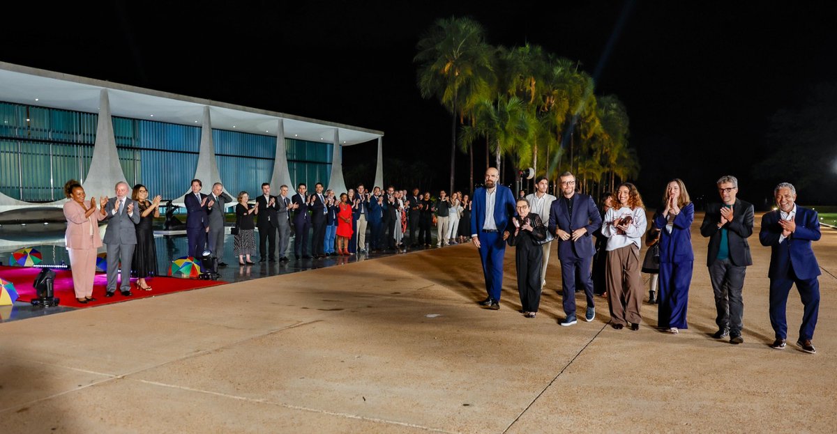 Melhor Filme de Língua não Inglesa e Melhor Ator de Drama. Uma dupla vitória de O Agente Secreto no <a href="/goldenglobes/">Golden Globes</a> para entrar para a história do cinema brasileiro. Dia de glória e reconhecimento ao talento de nossos artistas. 

Quanto honra foi receber, em agosto do ano passado,