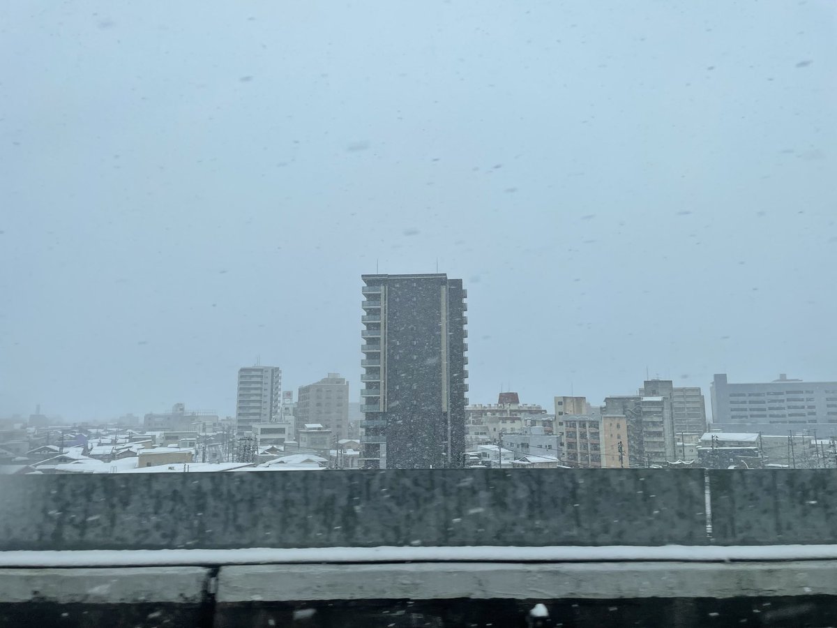 44kochan's tweet photo. 長岡は雪降ってますねー。 https://t.co/kOGcMfqRx1