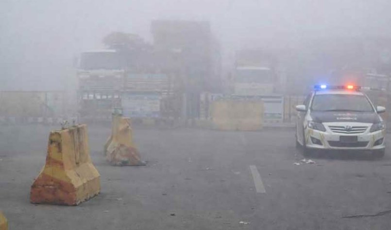 imramaslam1507's tweet image. Heavy fog blankets Punjab, Sindh &amp;amp; KP 🌫️
Several motorway sections including M1, M2, M3, M4, M5 &amp;amp; M11 closed as visibility drops to dangerous levels. Authorities urge daytime travel (10am–6pm) and use fog lights &amp;amp; follow lane discipline. 
#FogAlert #MotorwayUpdate #Pakistan