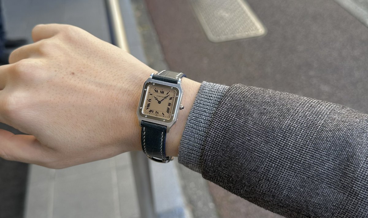 riberowatch's tweet image. サントス誕生90周年を祝し、1994年にわずか「90本」のみ作られた奇跡の個体。

このコパー（銅色）ダイヤルはどうですか。
現行品では絶対に辿り着けない、静かなる圧倒的存在感。

時計好きを「おっ」と黙らせる、究極の通好みサントスです。

#Cartier #カルティエ #サントスデュモン #腕時計