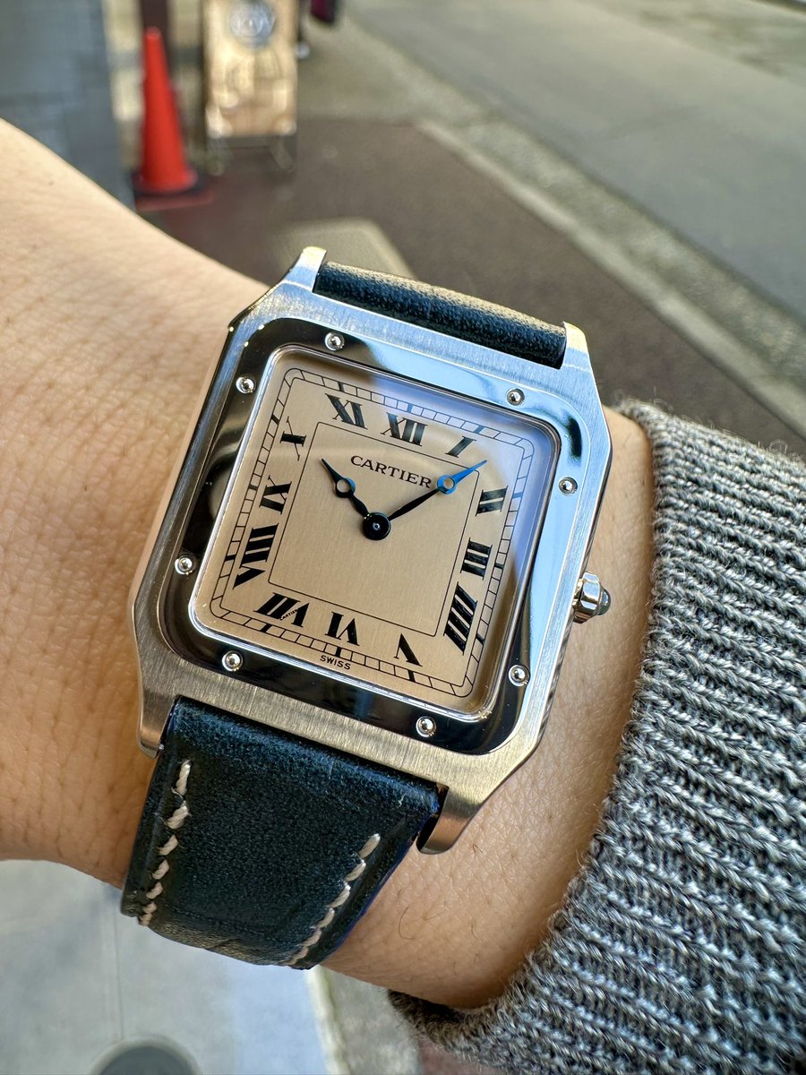 riberowatch's tweet image. サントス誕生90周年を祝し、1994年にわずか「90本」のみ作られた奇跡の個体。

このコパー（銅色）ダイヤルはどうですか。
現行品では絶対に辿り着けない、静かなる圧倒的存在感。

時計好きを「おっ」と黙らせる、究極の通好みサントスです。

#Cartier #カルティエ #サントスデュモン #腕時計