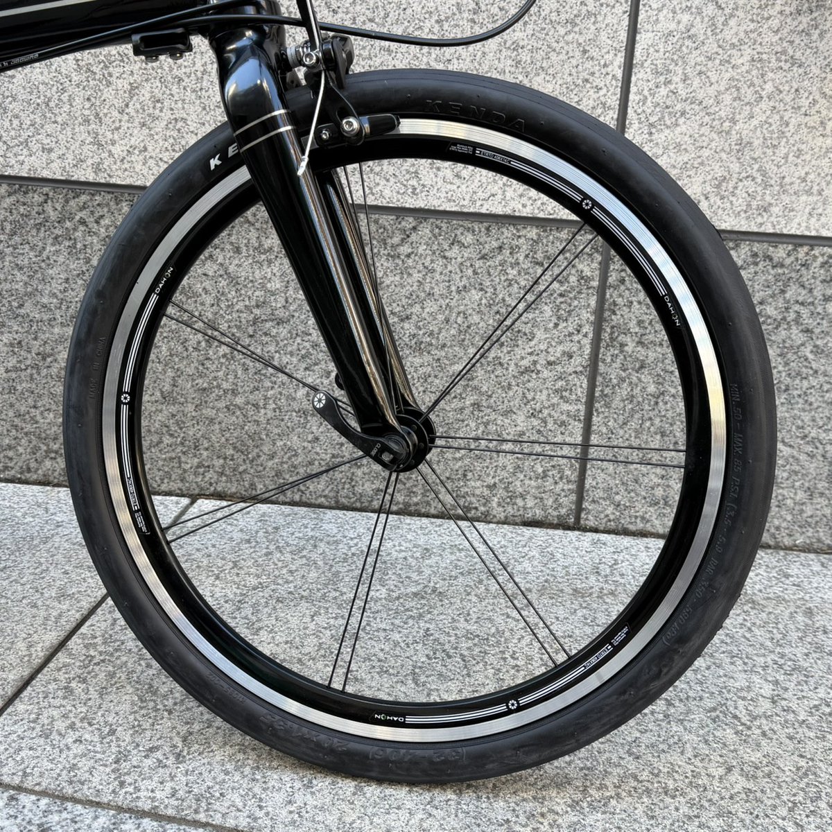 bestsports_kh's tweet photo. #DAHON 20インチ最軽量の9.9㎏の『Deftar』
NEWモデル切り替え間近のため20%OFF‼
カラー:ブラックのみ
メーカー希望小売価格¥119,900(税込)が
20%OFFの¥95,920(税込)‼
#DAHON #ダホン
#bicycle #自転車 #ベストスポーツ #BESTSPORTS #神田 #秋葉原 #岩本町 #東神田 #自転車店 #minivelo #おりたたみ自転車 #フォールディングバイク
