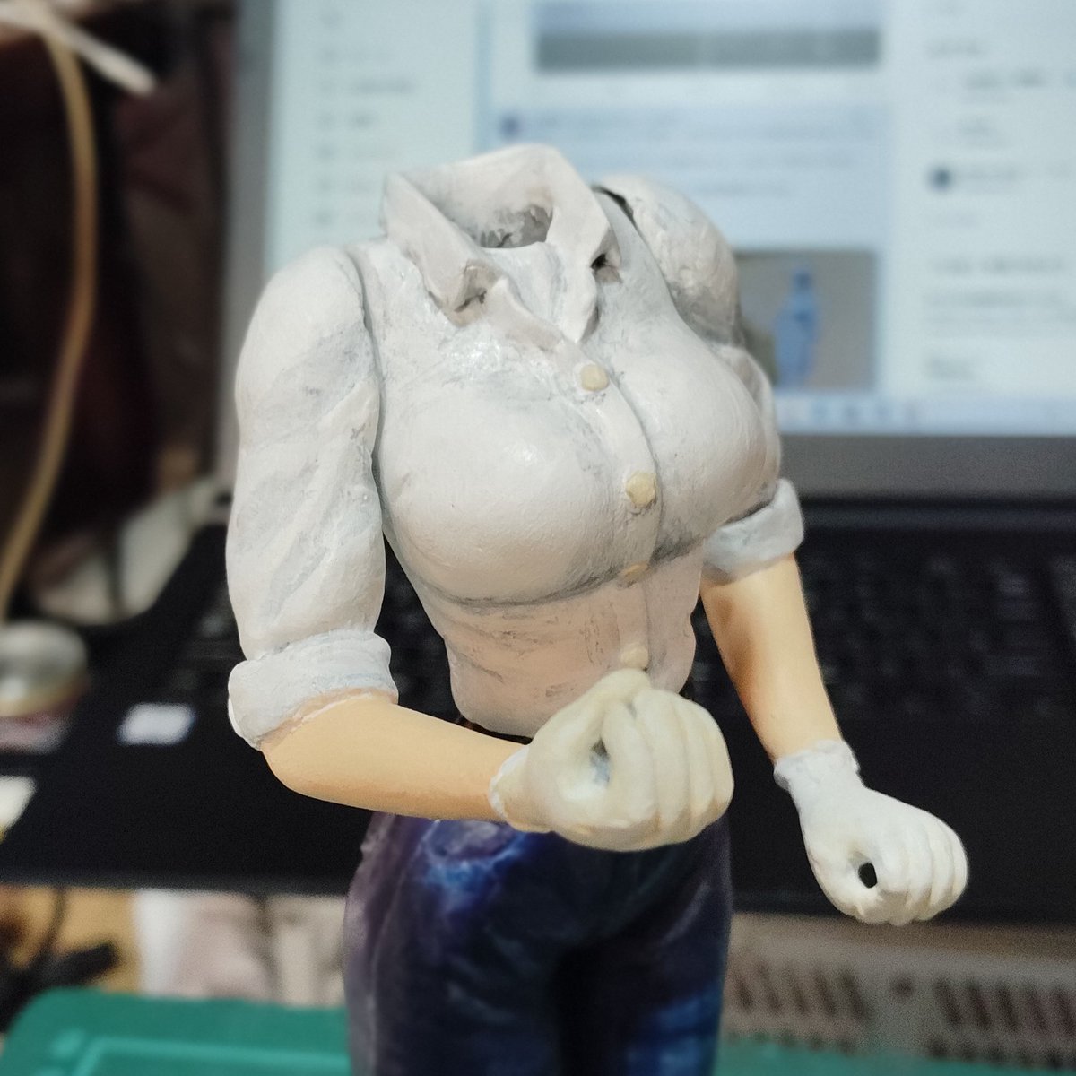 中塗り中です。まだ上から塗り重ねるので、思い切り汚してます。軍手は、ファンドが乾いたような色でいいかなぁ。ジーンズのダメージはもっと控えめにしないとアラがでます(すでに出てる)・・

#瑠璃の宝石　#寒い日です