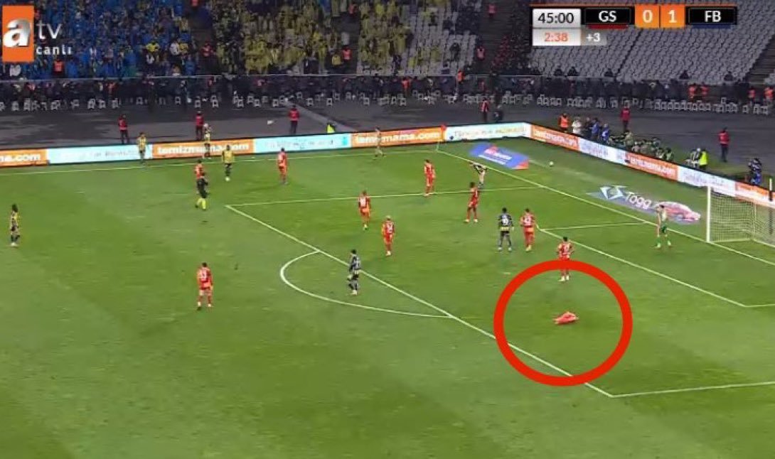 Fenereditor's tweet photo. Prof. Dr. Vahdettin Engin:

"Sahadaki poşetin birçok kişi tarafından Torreira zannedilmesi. Bir futbolcu için ne utanç verici bir durum. Oynadığı maçlarda sürekli hakemi kandırmaya çalışan, bir türlü  yerden kalkmayan  futbolcu Torreria. Sonunda bu tür trajikomik bir manzaraya da malzeme olmuş."
