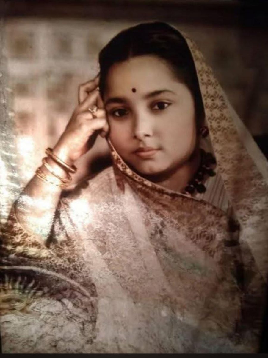 SanjayJhaBihar's tweet photo. दरभंगा राज परिवार की महारानी कामसुंदरी देवी जी के निधन का समाचार अत्यंत दुःखद है।
महाराजा कामेश्वर सिंह की धर्मपत्नी के रूप में ही नहीं, बल्कि सामाजिक सेवा के क्षेत्र में उनके योगदान, विशेषकर कल्याणी फाउंडेशन के माध्यम से सदैव स्मरणीय रहेंगे।

ईश्वर दिवंगत आत्मा को शांति प्रदान करें और शोकाकुल परिवार को इस अपूरणीय क्षति को सहन करने की शक्ति दें।