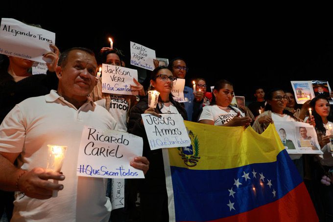Javierito321's tweet image. Mientras muchos de nosotros dormimos tranquilos con nuestra familia en casa, estas personas están ahora mismo en vigilia, esperando desde hace días en Venezuela, queriendo saber si sus familiares presos politicos están vivos o muertos.