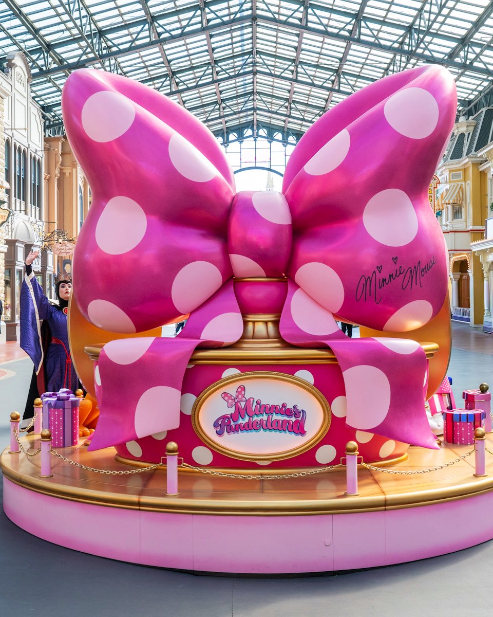 MezzoMikiD's tweet photo. 東京ディズニーランド　
「ディズニー・パルパルーザ"ミニーのファンダーランド"」の準備が着々と進んでいます！
ワールドバザール中央にリボンのモニュメントが登場中☆ https://t.co/6N8bsgNuww