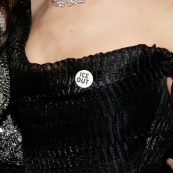 SeriesBrasil's tweet image. Ariana Grande usou um broche do "FORA ICE", movimento político para abolir o Serviço de Imigração e Fiscalização dos EUA, no #GoldenGlobes.