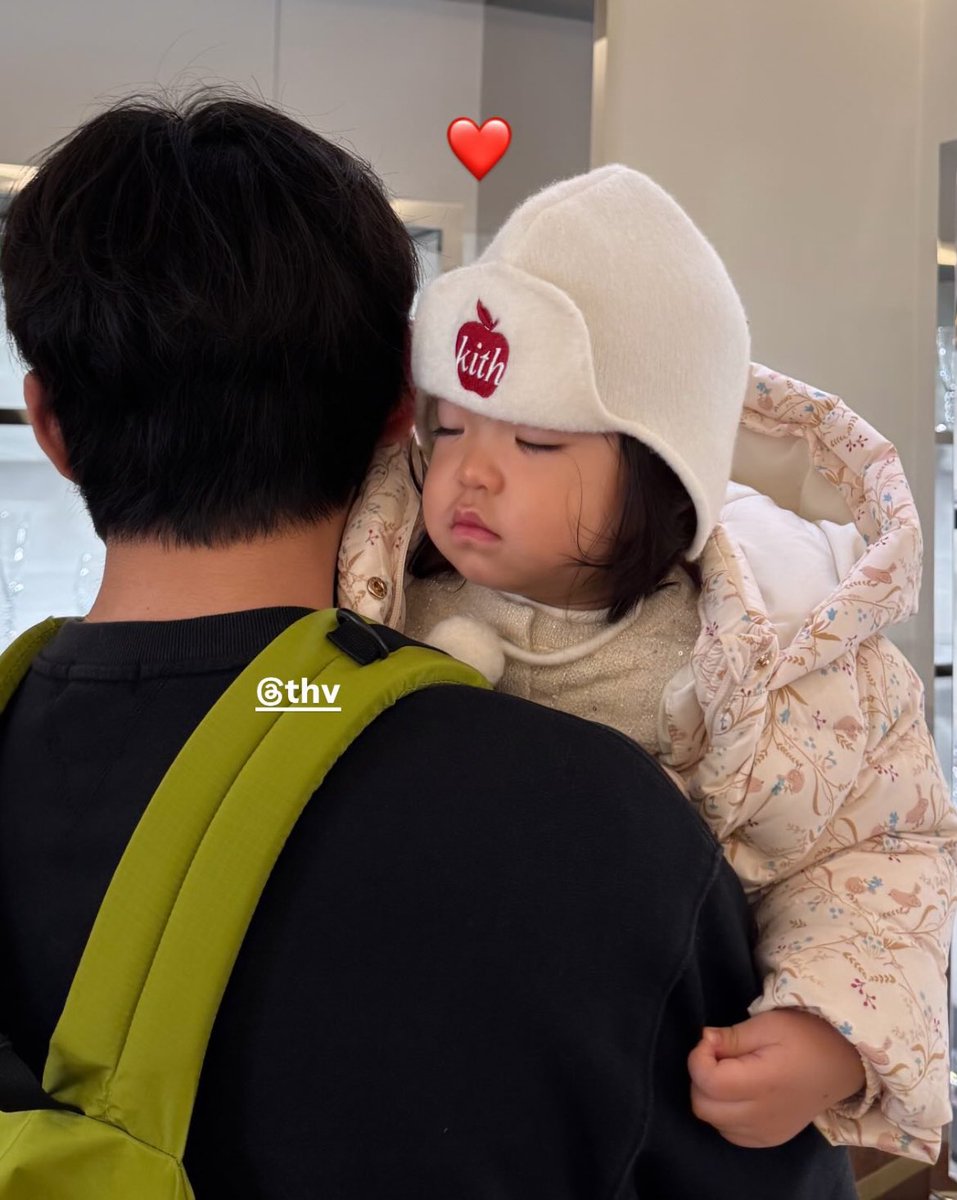 taeguide's tweet image. Taehyung with Stylist Kimvenchy’s baby daughter