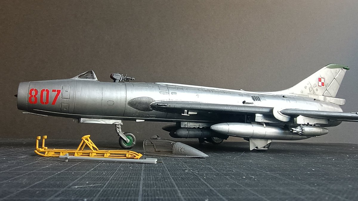 OEZ 1/48 SU-7
吊るし物をぶら下げ完成間近。ラダーが付いていたので組んでみました。
