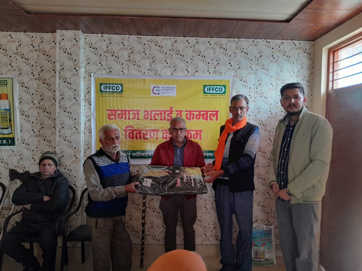 IFFCO_HP's tweet photo. जिला बिलासपुर की माँ नैना देवी जी तहसील के गाँव बेहल में नैनो उर्वरकों पर किसान जागरूकता सभा आयोजित की गई, 
डॉ. सुधीर सिंह कटियार ने गेहूं में नैनो उर्वरकों के उपयोग व पर्यावरण हितैषी खेती पर मार्गदर्शन दिया। अंत में IFFCO CSR के तहत निःशुल्क कंबल वितरण किया गया।
@IFFCO_PR https://t.co/uFkXNOOR2t