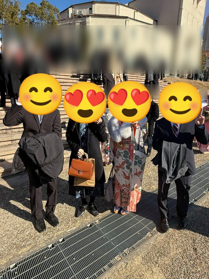 長男坊
20歳の集いを迎えることができました(*^^*)
赤ちゃんの時に出会った
仲良し4人組
急遽母4人、お子達に
同じ並びで写真撮って来て〜✉との無茶ぶりにも応えてくれて感無量❣️

おめでとう🎊