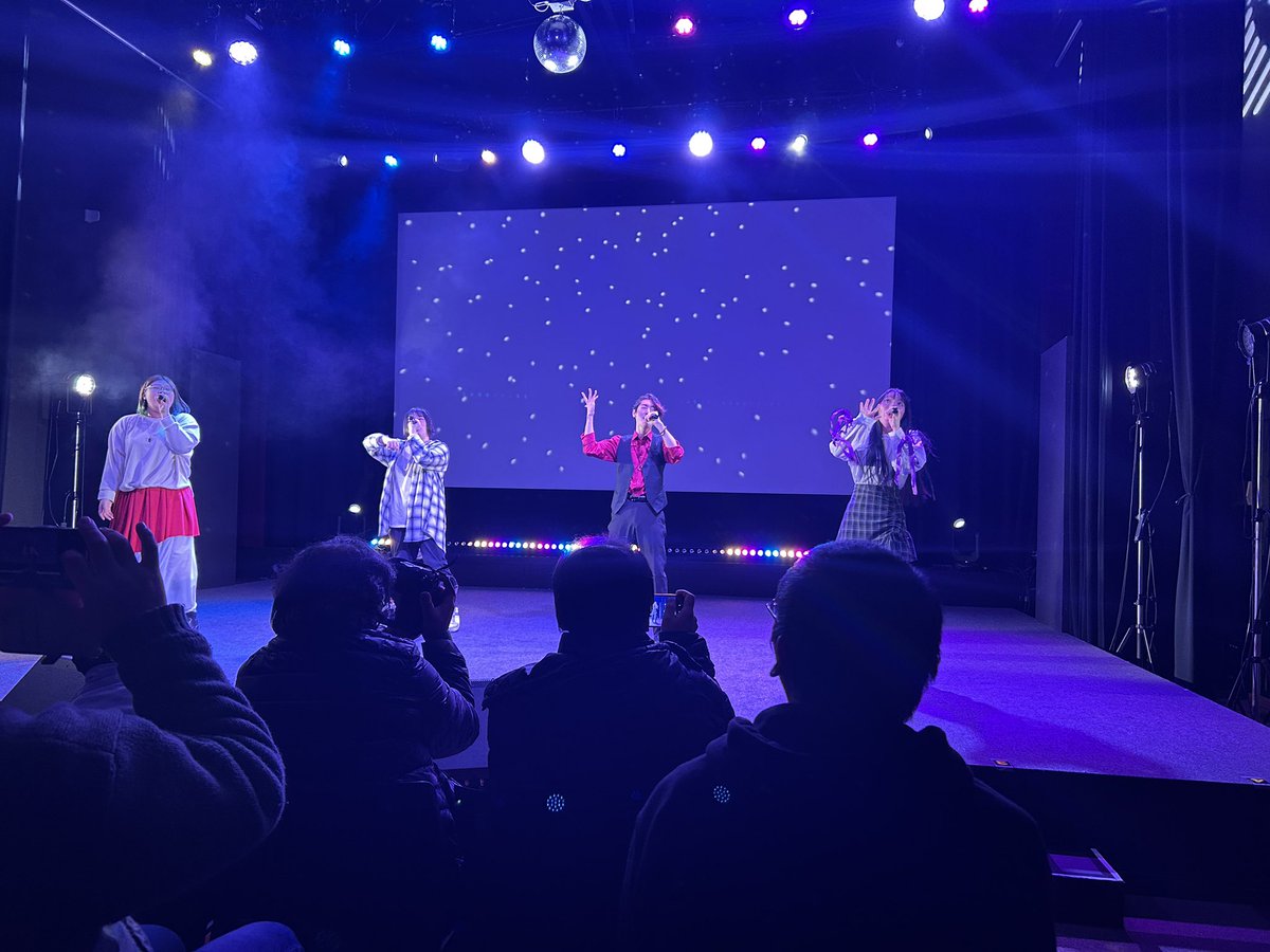 zienda06_aorin's tweet photo. おはようございます。昨日は自分の学校の声優アーティスト科の【LAST】アニソンLIVEにお邪魔してきました😂🎤💕皆さんとても楽しそうにしてました。卒進も楽しみにしてますね
@A_san0412 @yuureitarou @Ayu_v4a 
@VAA_0033_ 
お疲れ様でございました😊 https://t.co/J7gYJZyats