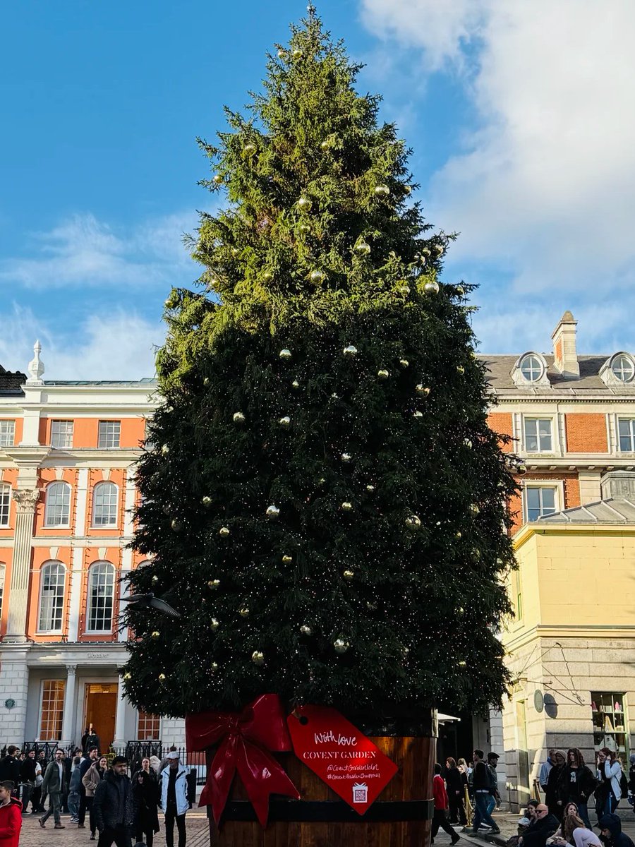 emma_2941's tweet photo. London's Christmas atmosphere is way ahead of its time! 🎄 https://t.co/CbFypRXfTu