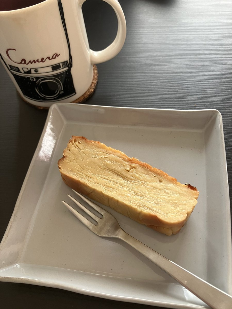 今日の朝ごはん。昨夜作ったガトー・インヴィジブル。一晩落ち着かせた方がやはり美味しい。コーヒーは所沢 #リメナスコーヒー さんのウィンターブレンド。

ガトー・インヴィジブルは材料シンプルで簡単。少し古い林檎でもOK。今回スライサーでかなり薄切りにしたけれど、少し厚めのも美味しいです。