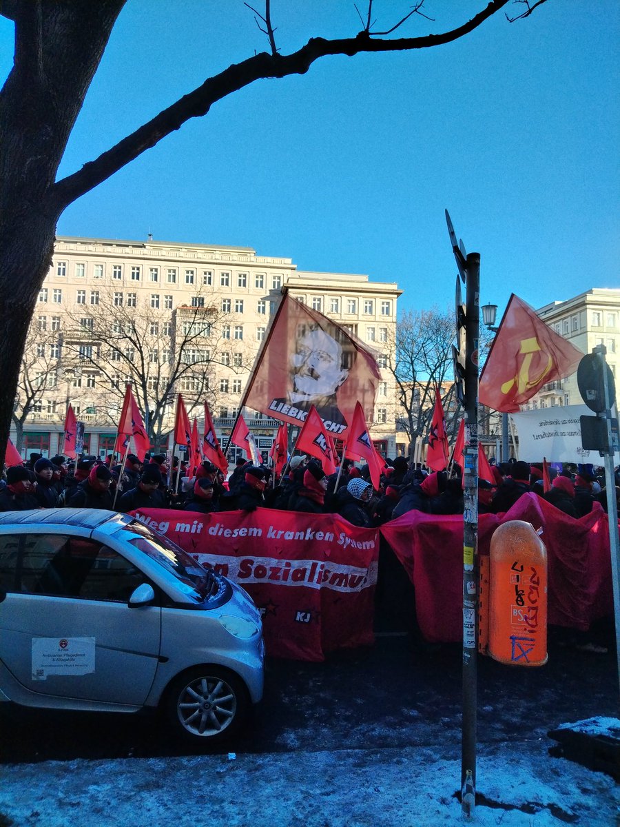 toutestanous's tweet photo. Segona visita a la manifestació d'homenatge a Luxemburg, Liebknecht i la resta d'Espartaquistes assassinats durant la revolució de novembre.

Aquest any sense càrregues policials i amb més gent i sobretot més joves

#LLDemo #LLLDemo #b1101 https://t.co/buHY8vvpyL