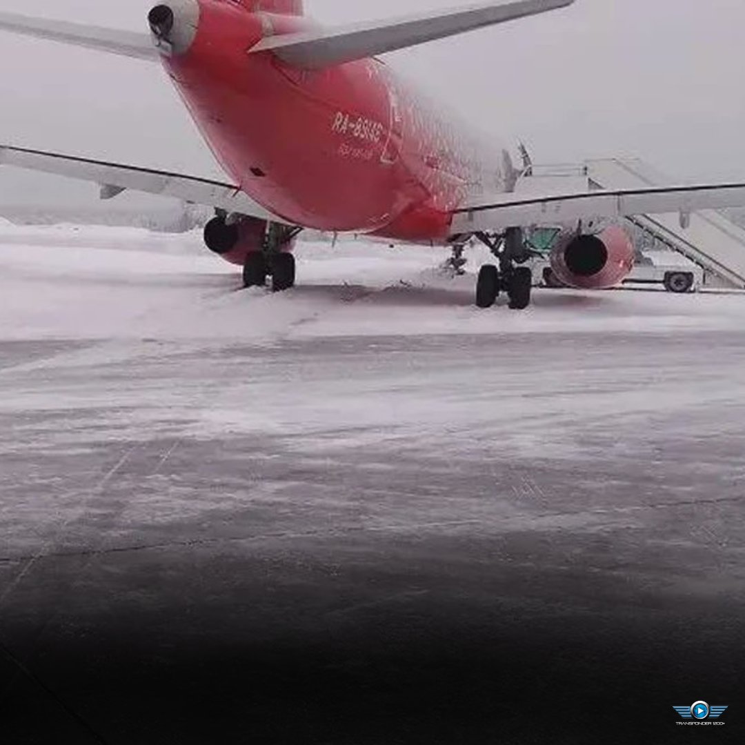 Transponder1200's tweet image. 🇷🇺 Excursión de pista en Arkhangelsk: 

Un SJ-100 de #RossiyaAirlines, cumpliendo el vuelo FV-6305 desde San Petersburgo, sufrió una excursión del pista tras su aterrizaje. Los pasajeros fueron evacuados; sin heridos. #RunwayExcursion #Aviación #SJ100 #Transponder1200