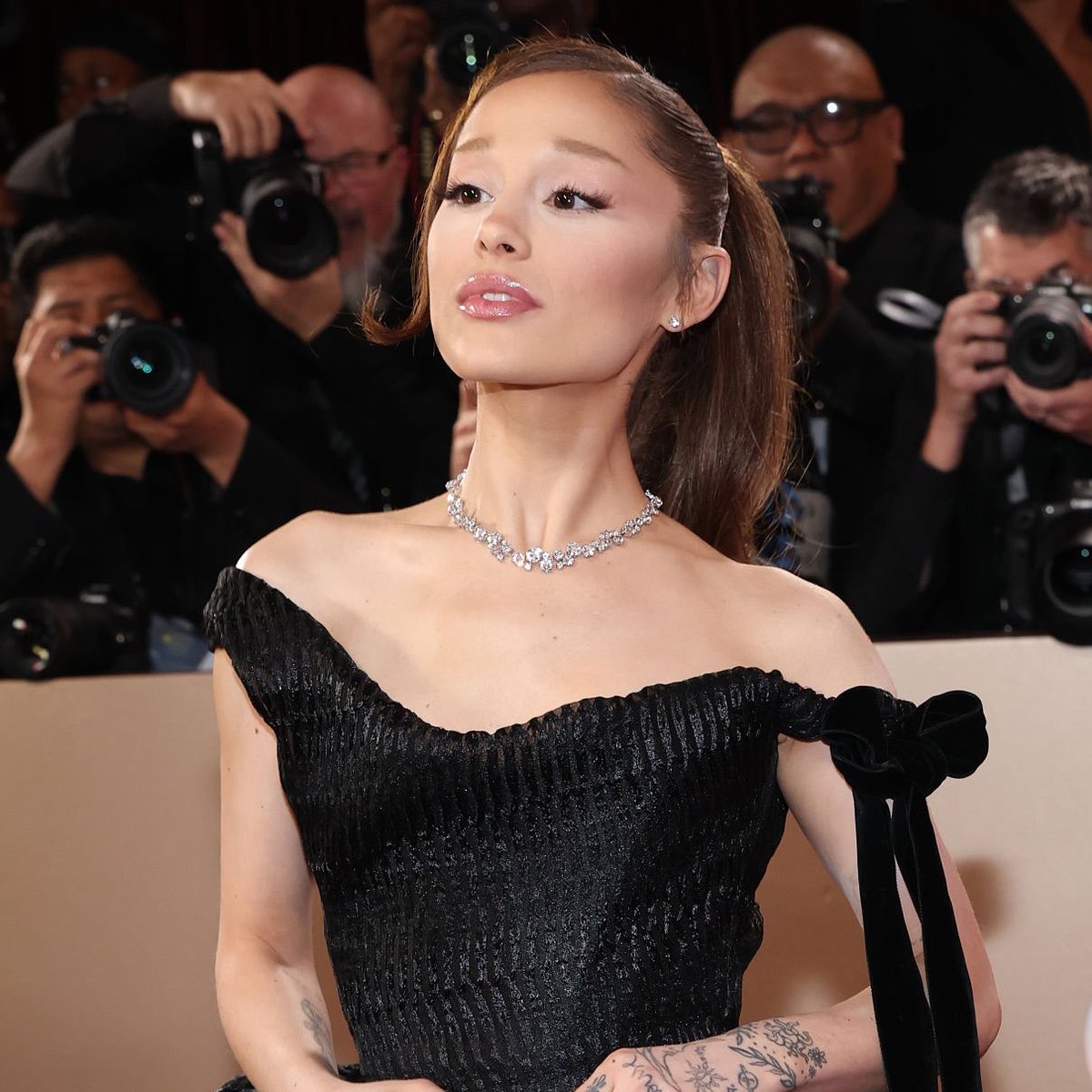 theegrandeheels's tweet image. ariana grande looks gorgeous on the red carpet of the golden globes