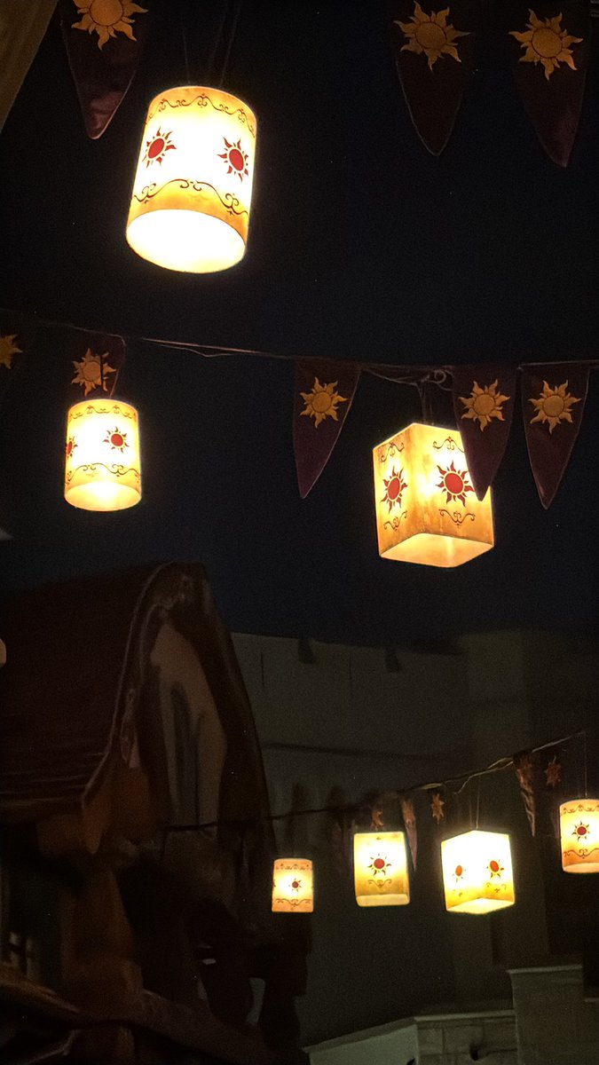 BMurfin's tweet photo. Tangled is such a good movie and all they get is a corner and some bathrooms…smh https://t.co/QgyVNZ8N3J