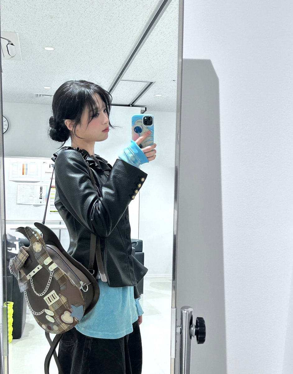 baemoniedle's tweet photo. 아현 거울셀카 좋다고 오억번 말햇다 https://t.co/ZWlr6apAgz