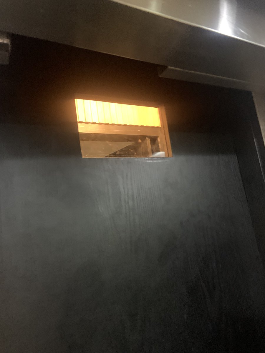 crossnchains's tweet image. ficamo preso no elevador resenha foda