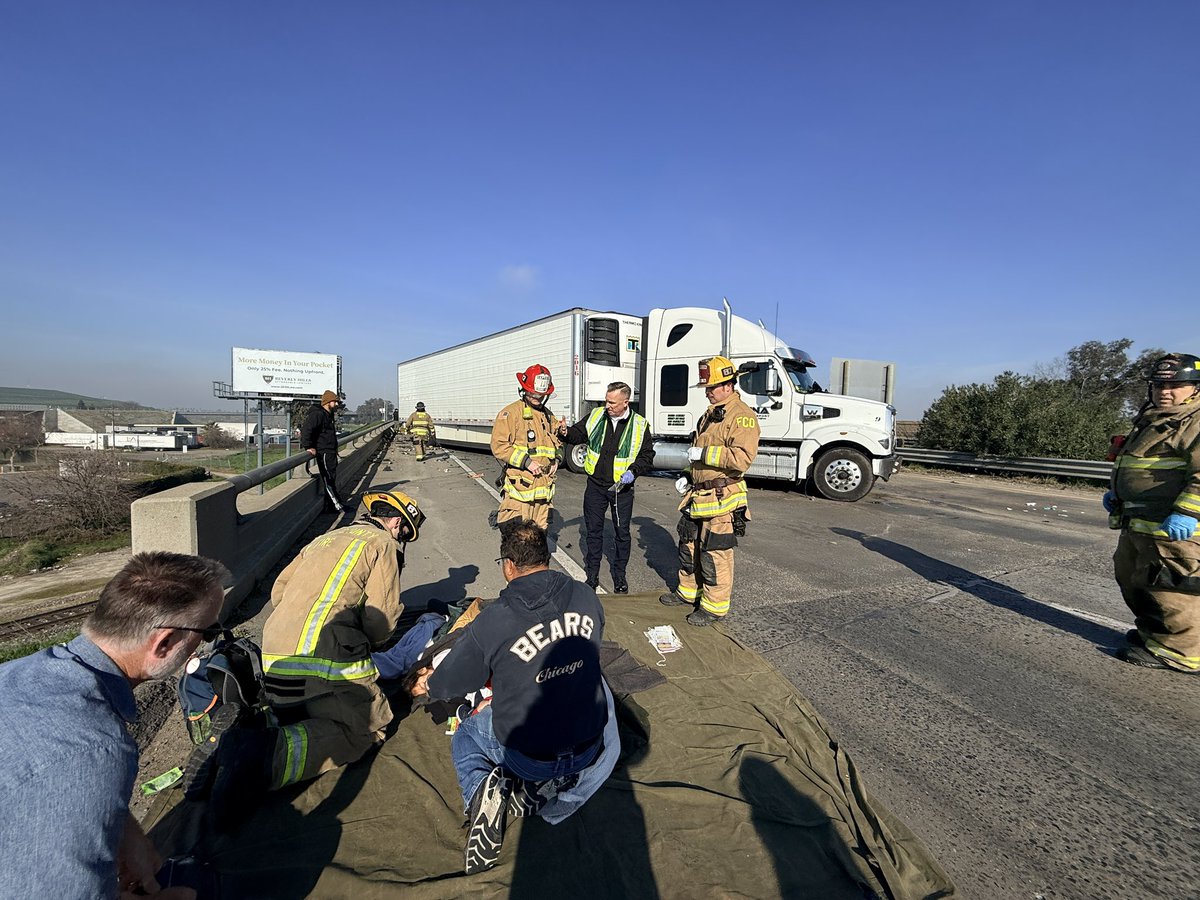CulverTechTools's tweet photo. @newsnoteworthy We were in the crash.

It’s amazing that we walked way with no major injuries.

We were in the blue Hyundai. 

Several impacts. A three-second pause between each impact. We are in the middle. All cars at the end…we felt those impacts as well.

At home now. Recovering. https://t.co/QIEvnsWFQV