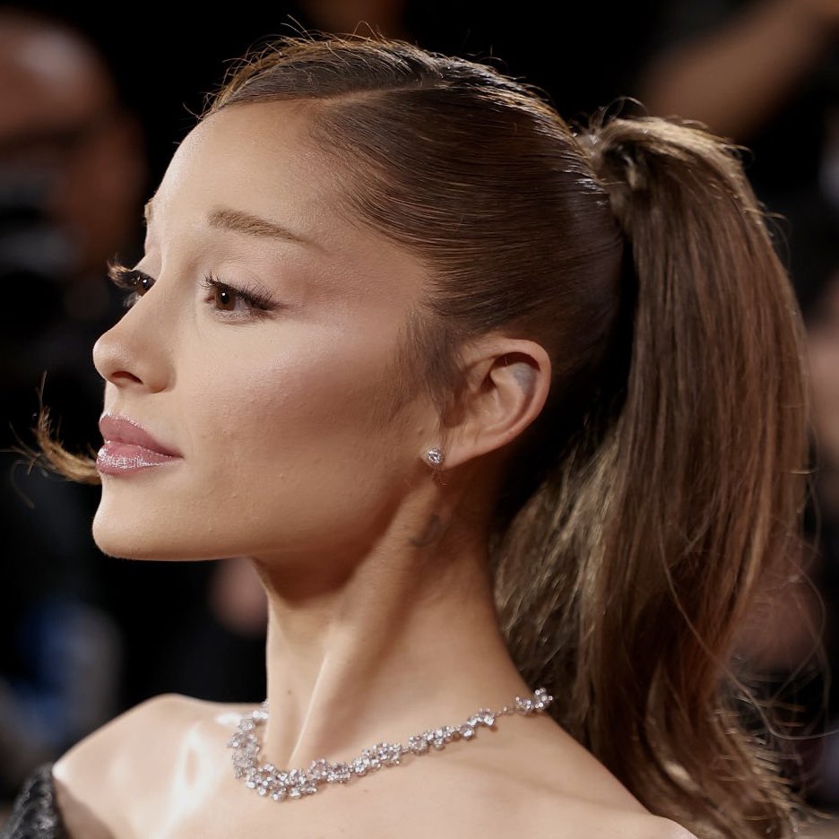 ArianaToday's tweet image. 