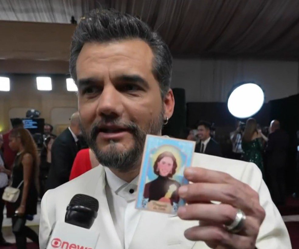 thngergames's tweet image. SIMPLESMENTE WAGNER MOURA SEGURANDO UM SANTINHO DE FERNANDA TORRES #GoldenGlobes