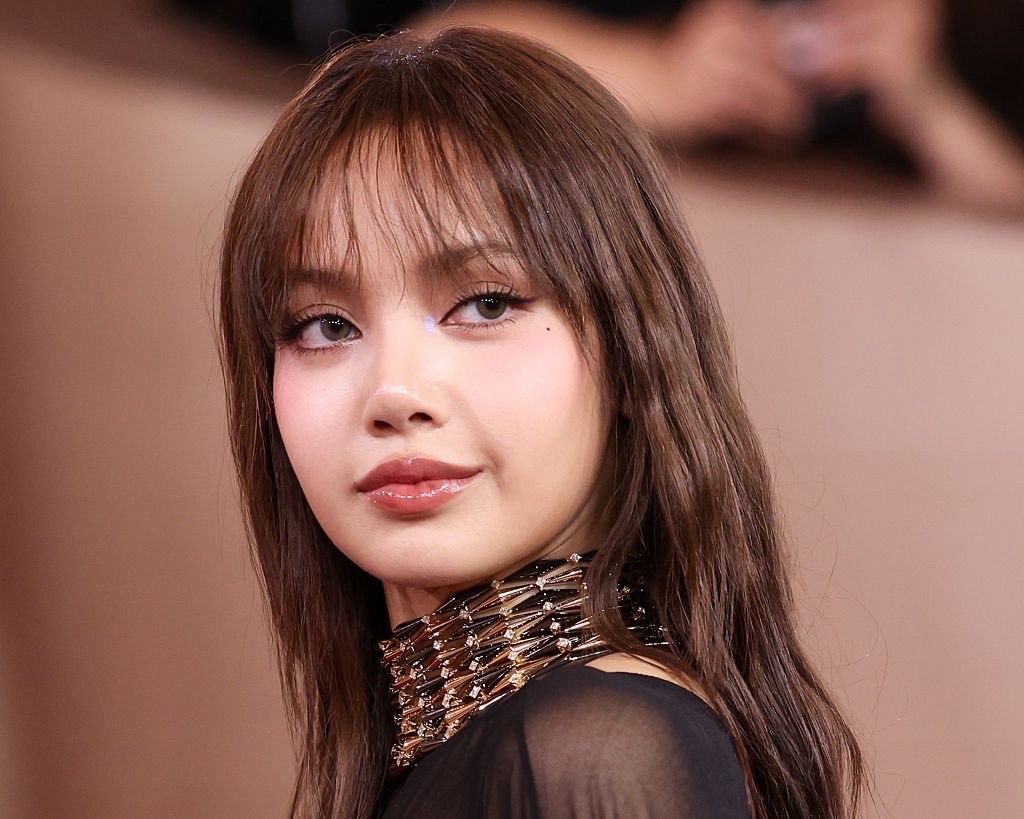 LISA is currently trending and dominating social media after her stunning red carpet appearance at the 2026 #GoldenGlobes .