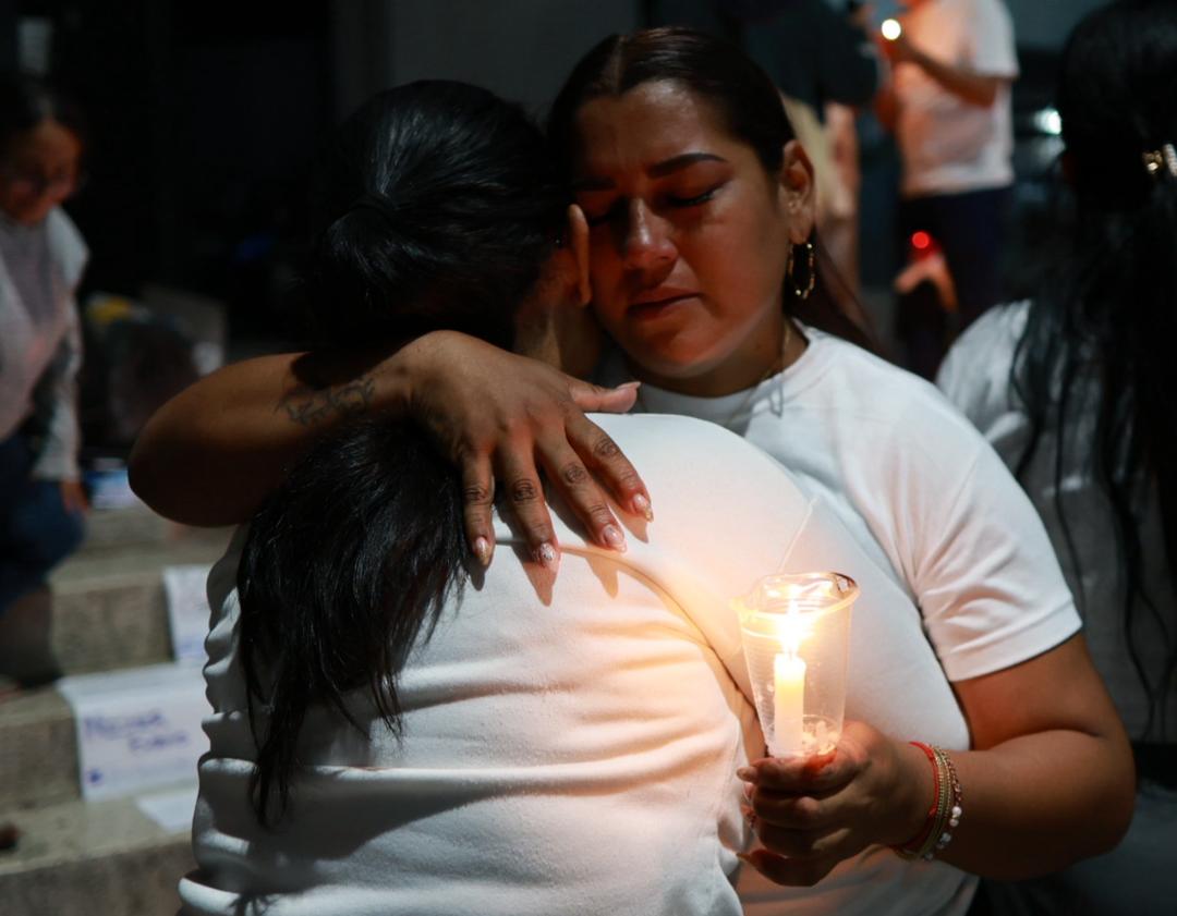 #URGENTE 
#Reporte1

PRIMERA PERNOCTA A LAS AFUERAS DEL CENTRO DE TORTURA MÁS GRANDE DE AMÉRICA LATINA: EL HELICOIDE. 

A las 8:25 p.m, los familiares de presos políticos siguen concentrados alrededor de El Helicoide, con velas encendidas, pedidos de libertad y reunidos en