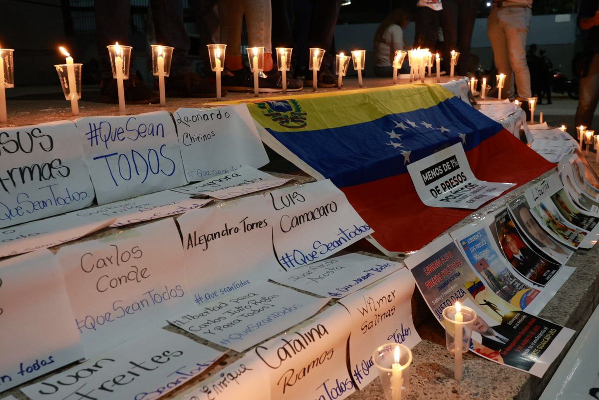 RHelicoide's tweet photo. #URGENTE 
#Reporte1

PRIMERA PERNOCTA A LAS AFUERAS DEL CENTRO DE TORTURA MÁS GRANDE DE AMÉRICA LATINA: EL HELICOIDE. 

A las 8:25 p.m, los familiares de presos políticos siguen concentrados alrededor de El Helicoide, con velas encendidas, pedidos de libertad y reunidos en oración exigiendo la liberación de los presos políticos que allí se encuentra reunidos. 

No se puede olvidar que desde que fueron anunciadas las excarcelaciones, estas han sido a cuenta gota. Menos del 1% de los presos políticos han sido liberados. La libertad no es un favor, es una obligación del régimen que los encarceló. 

#QueSeanTodos 
#LibertadParaTodos