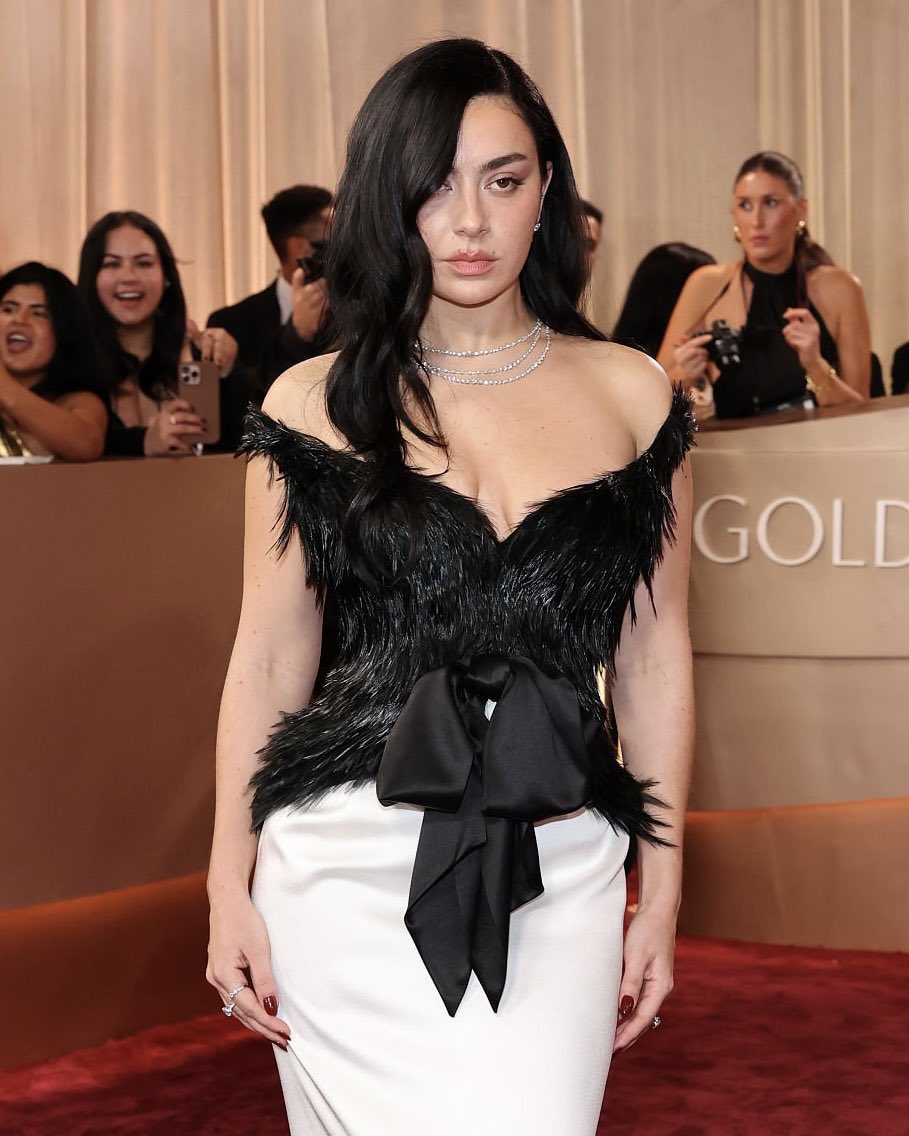 chartscharli's tweet photo. CHARLI XCX AT THE #GoldenGlobes https://t.co/h3UWijWTfS
