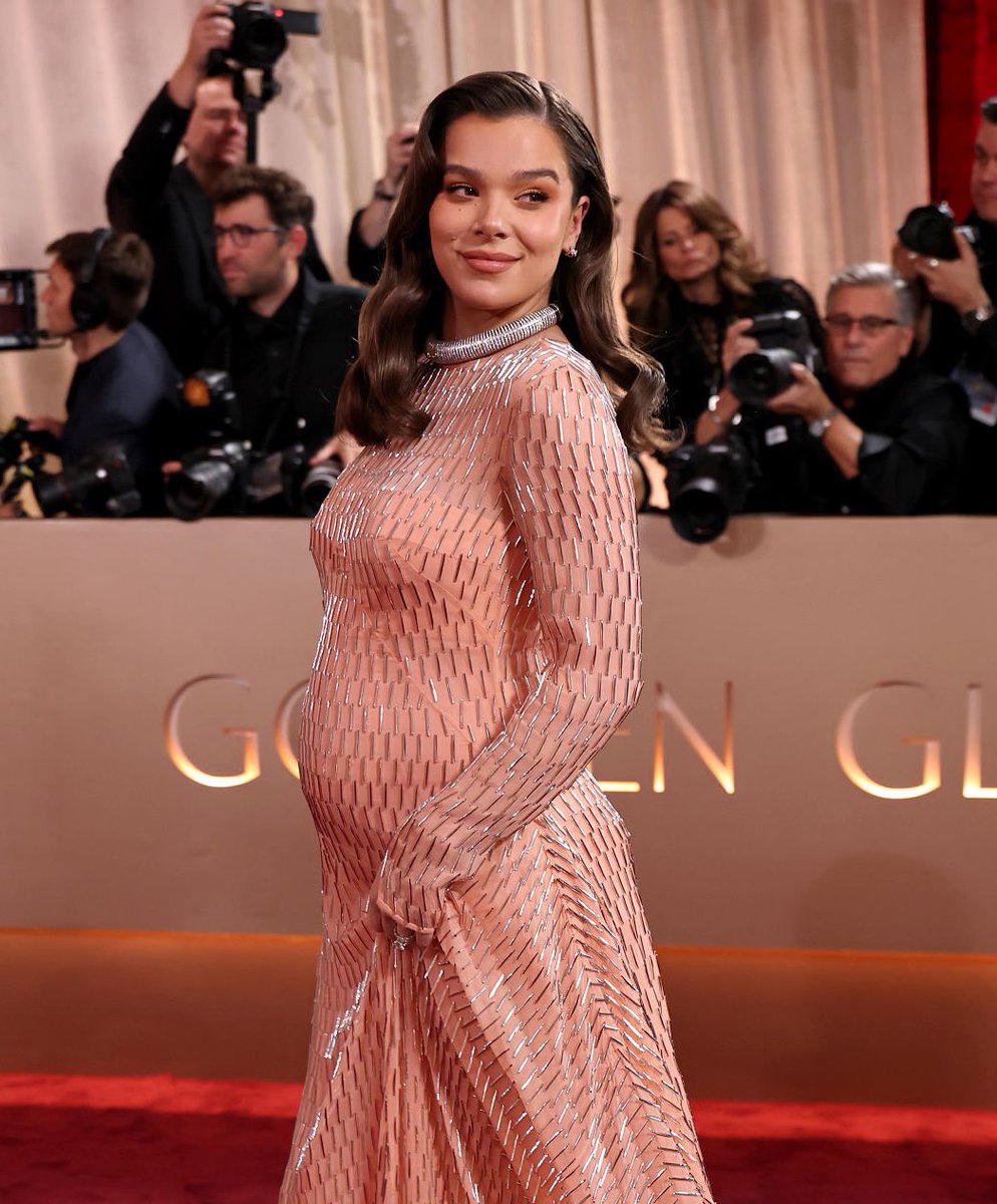 archiveshailee's tweet image. HAILEE STEINFELD AT THE #GOLDENGLOBES