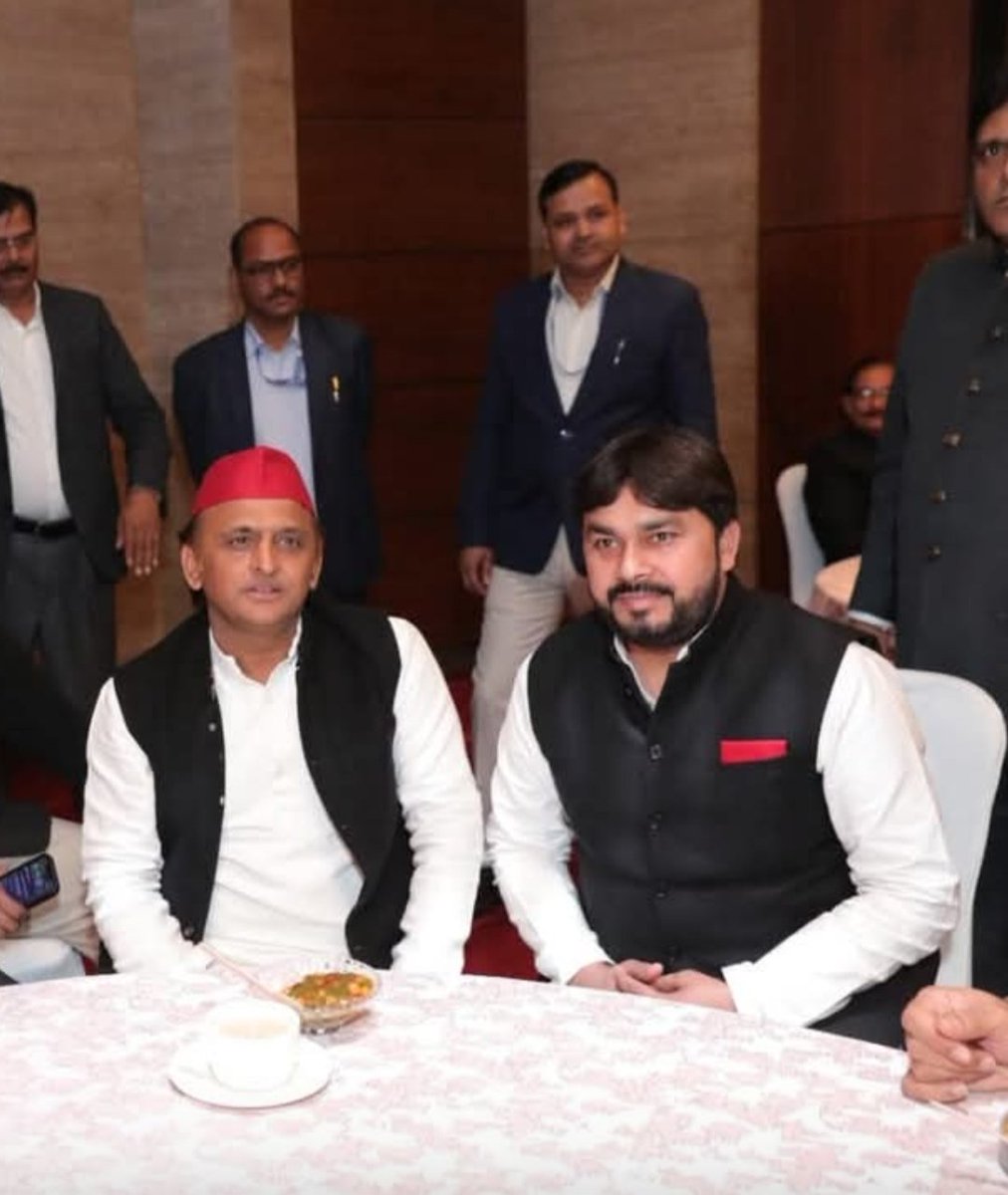 समाजवादी पार्टी राष्ट्रीय प्रवक्ता आदरणीय <a href="/ChanchalSocial9/">Chanchal Yadav</a> जी को जन्मदिन की ढेरो बधाई एवं शुभकामनाएं 🎉 
 आपका स्नेह, अनुभव और आशीर्वाद हम सभी के लिए अमूल्य धरोहर है। जन्मदिन के पावन अवसर पर ईश्वर से आपके उत्तम स्वास्थ्य, दीर्घायु, सुख-शांति और निरंतर सम्मान की कामना करता हूँ।