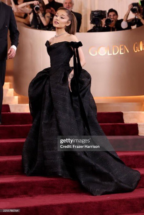 ariana grande looks stunning on #GoldenGlobes