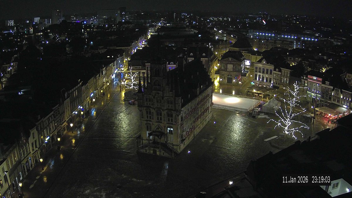 Glad wegdek op Goudse Markt door ijzel