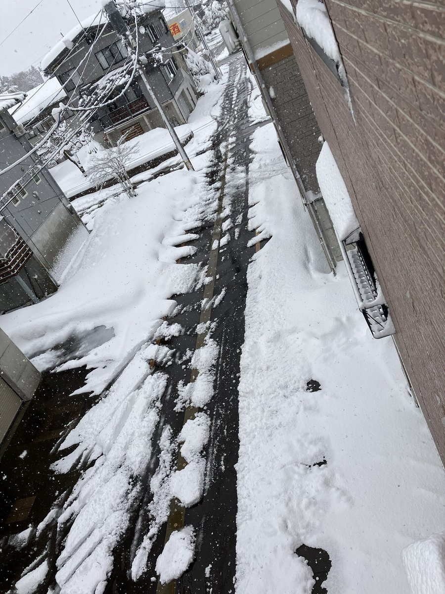 tomannow's tweet photo. 新潟県十日町市
春日町　消雪パイプ枯れた？
殆ど水出てない😰 https://t.co/DU41hcI1No