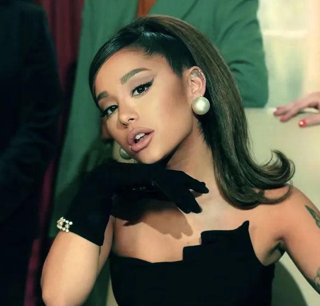 GrandeTourNews's tweet image. Tonight’s hair is for Positions stans and Positions stans ONLY