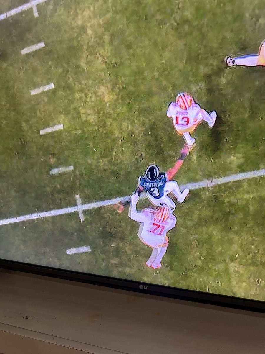 NSRKarlos's tweet photo. Holding lol I have no dawg in the fight but I lowkey want the 49ers to win bc of all the injuries. https://t.co/Oxkbt2Hbkg
