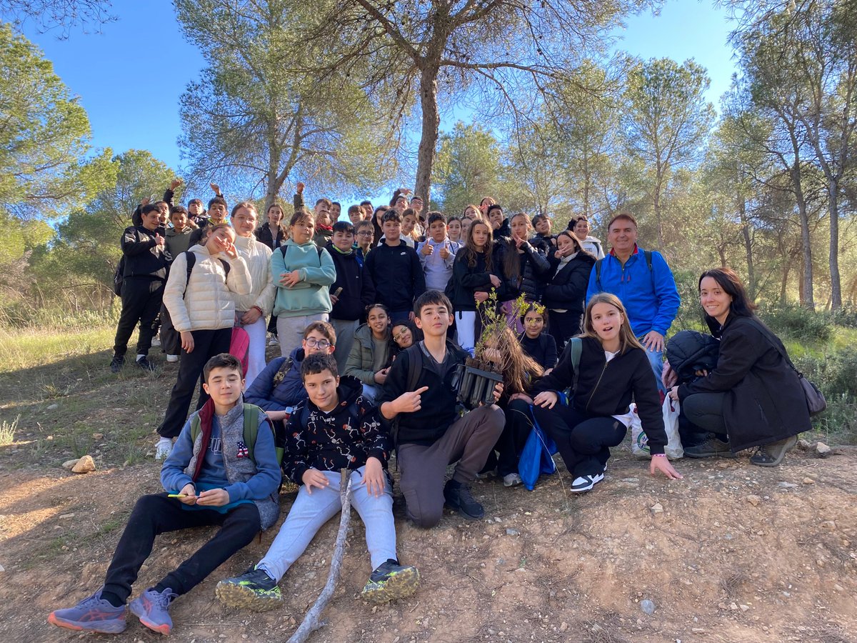 iespsb's tweet photo. El 25 de noviembre y 3 de diciembre de 2025, alumnos de 1.º y 2.º ESO han realizado, junto a sus profesores de Biología y técnicos de la Consejería de Medio Ambiente, la I Reforestación del IES Poeta Sánchez Bautista en el “El Valle Perdido”, Parque Natural del Valle y Carrascoy. https://t.co/dXDPTOw7FJ